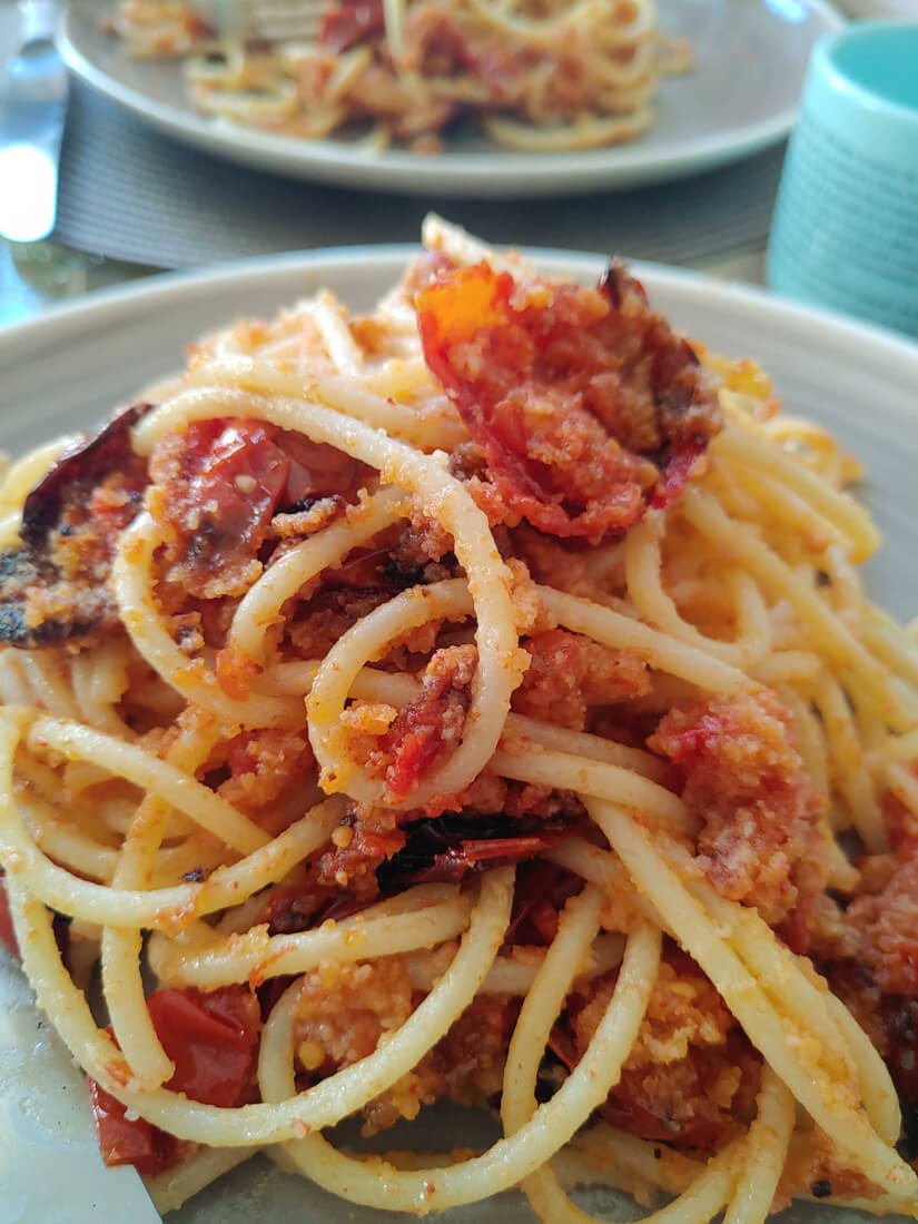 espaguetis con tomate cherry